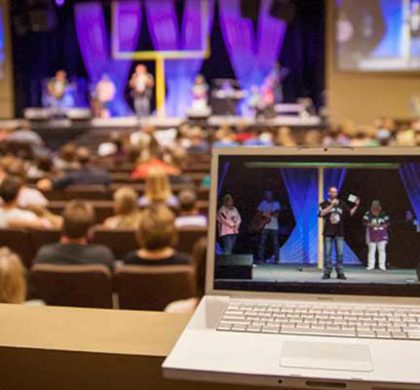 Assistir culto online: vantagens e desvantagens